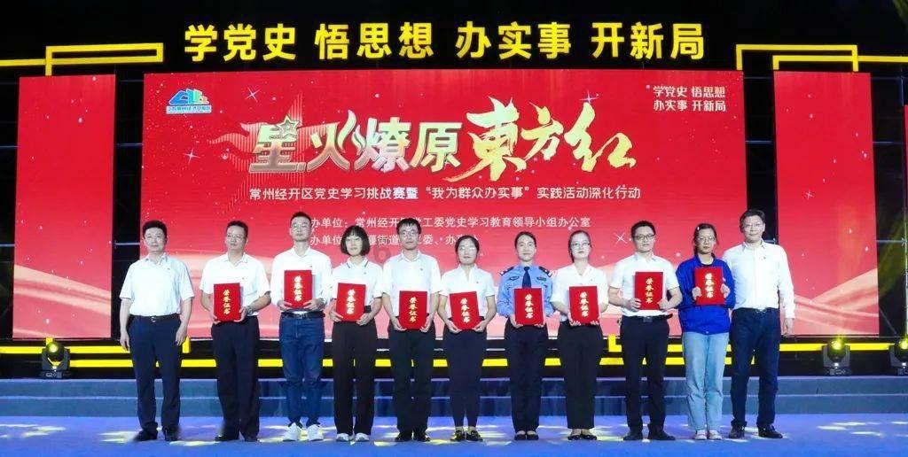 巡防员舍身上前搭救横穿铁轨老人